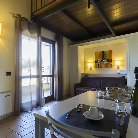 Ξενοδοχείο με διαμερίσματα Borgo Castel Savelli 4*